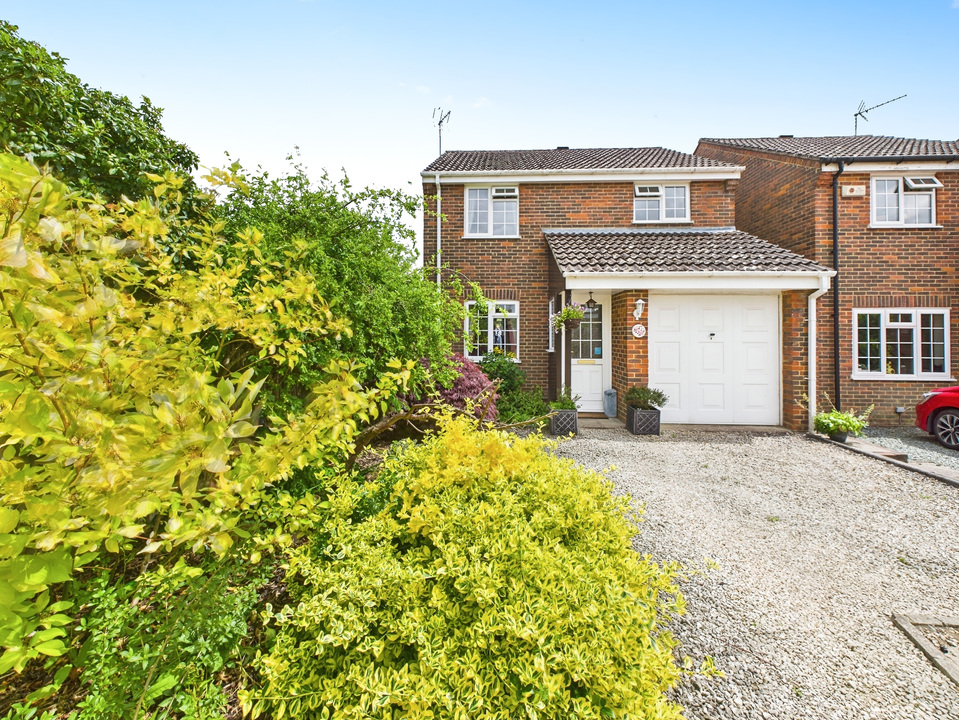 3 bed detached house for sale in Wakehurst Mews, Horsham - Property Image 11