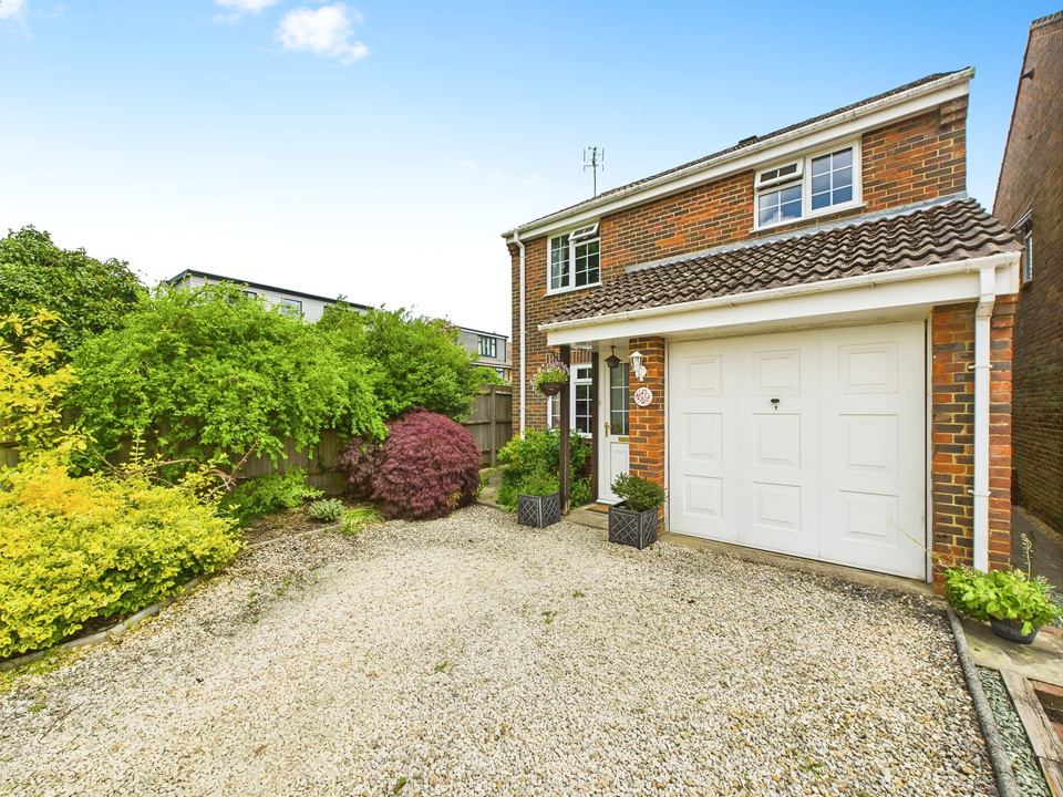 3 bed detached house for sale in Wakehurst Mews, Horsham - Property Image 12