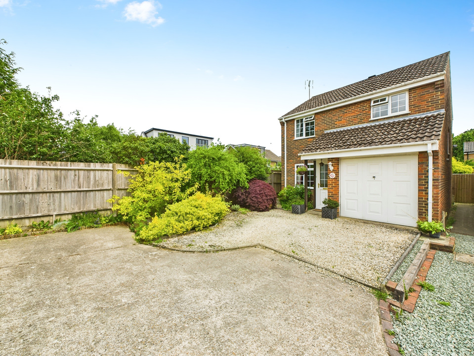 3 bed detached house for sale in Wakehurst Mews, Horsham - Property Image 17