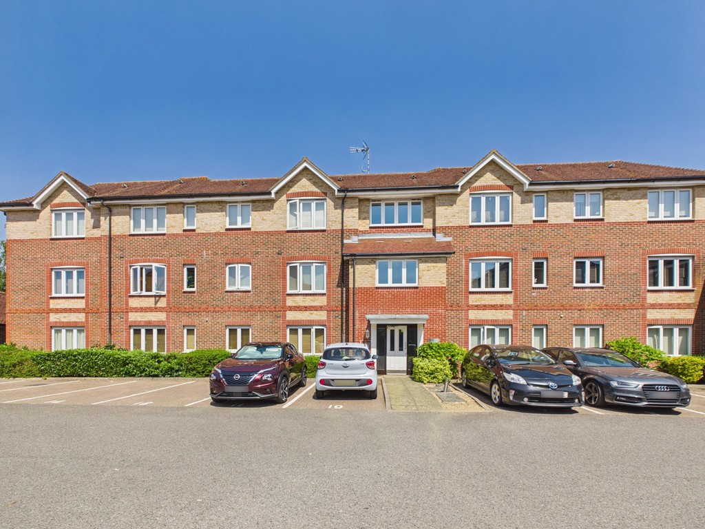 2 bed flat to rent in Crawley Road, HORSHAM  - Property Image 1