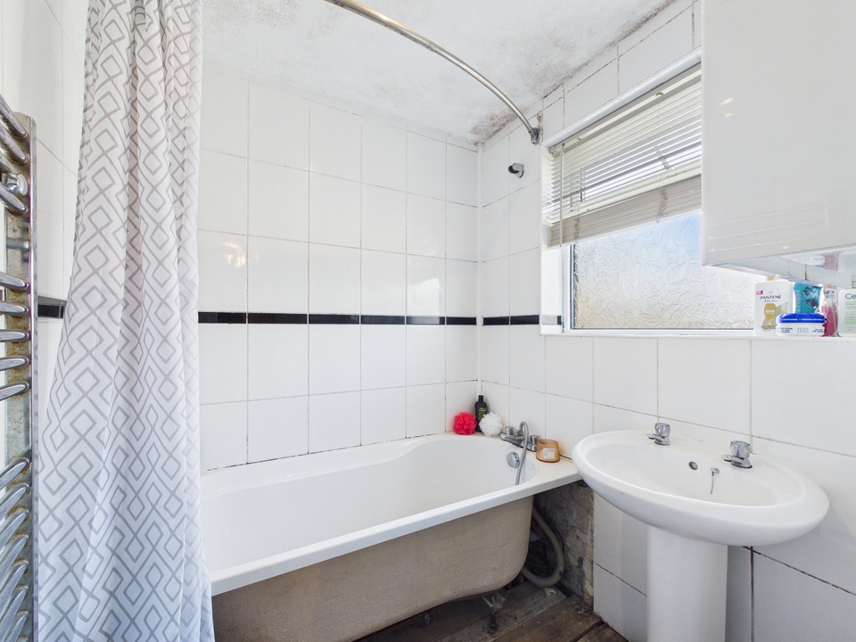 3 bed terraced house for sale in Sullington Mead, Broadbridge Heath, Horsham, West Sussex  - Property Image 9