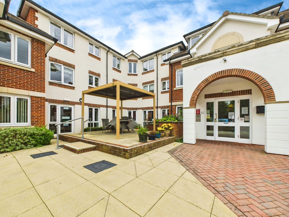 1 bed apartment for sale in Manton Court, Kings Road, Horsham  - Property Image 1