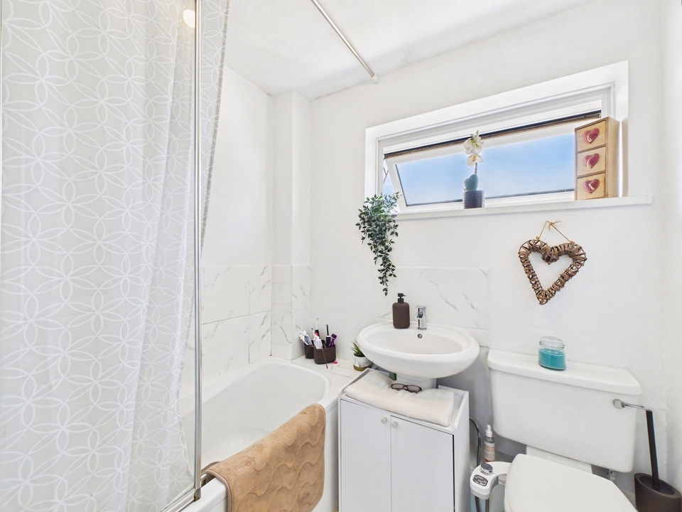 3 bed terraced house for sale in Heath Way, Horsham, West Sussex - Property Image 10
