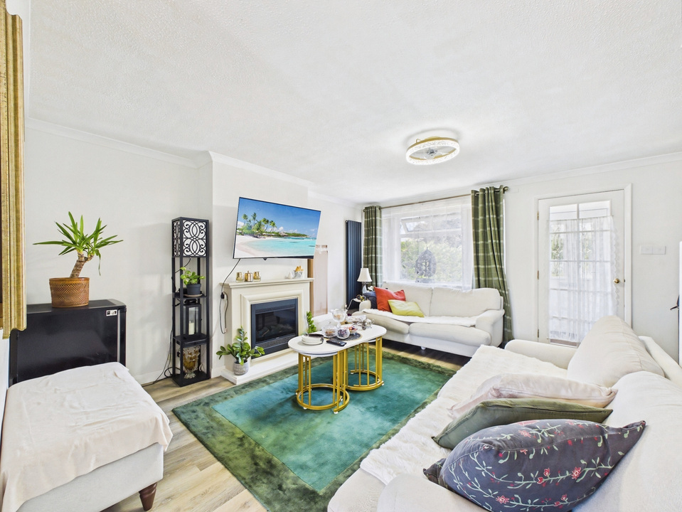 3 bed terraced house for sale in Heath Way, Horsham, West Sussex - Property Image 4