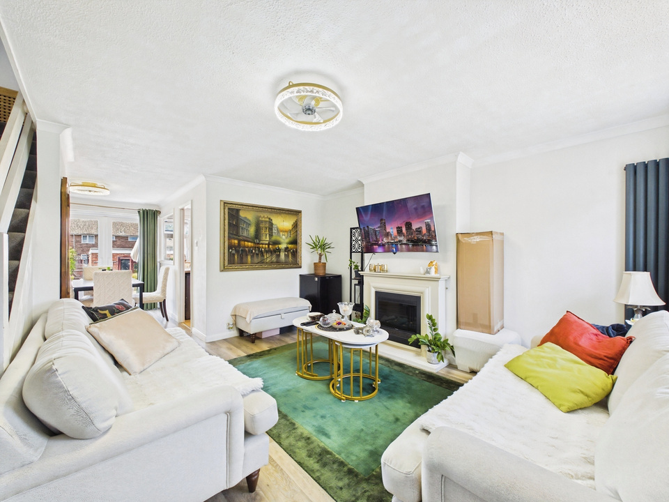 3 bed terraced house for sale in Heath Way, Horsham, West Sussex - Property Image 3