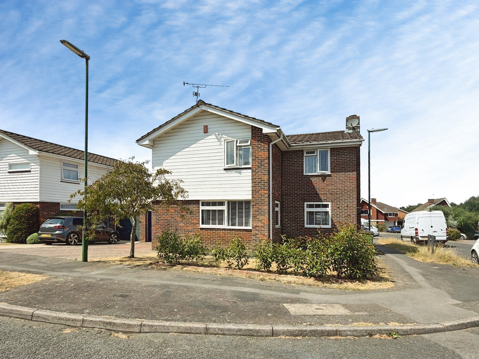 4 bed link detached house for sale in Brushwood Road, Horsham