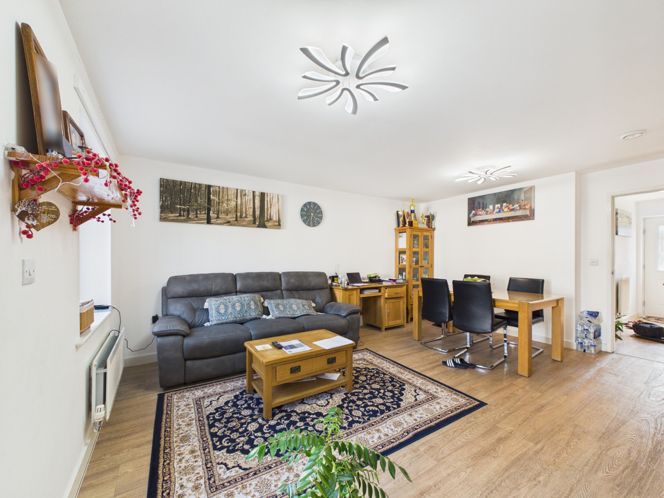 3 bed terraced house for sale in Windrum Close, Horsham, West Sussex - Property Image 3