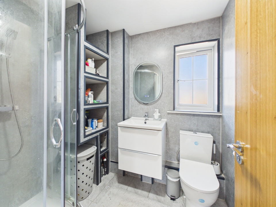 3 bed terraced house for sale in Windrum Close, Horsham, West Sussex - Property Image 7