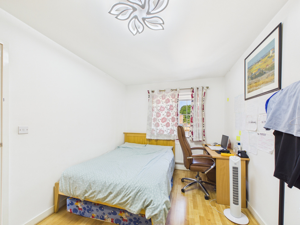3 bed terraced house for sale in Windrum Close, Horsham, West Sussex - Property Image 5