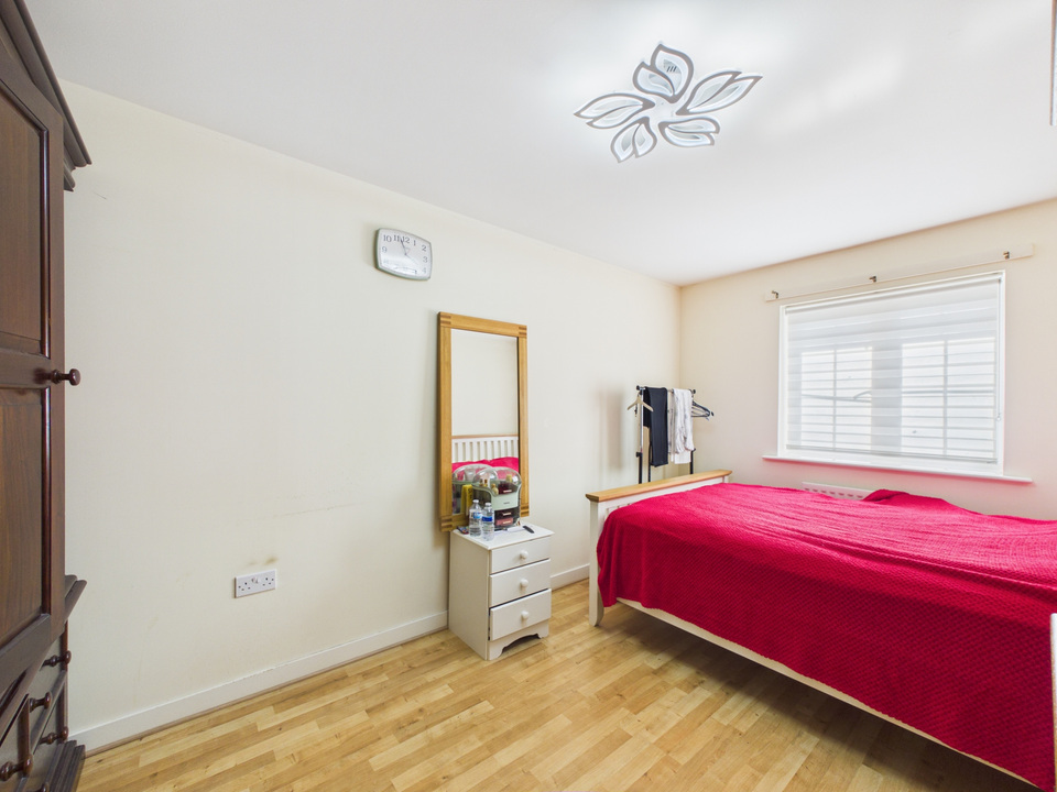 3 bed terraced house for sale in Windrum Close, Horsham, West Sussex - Property Image 4