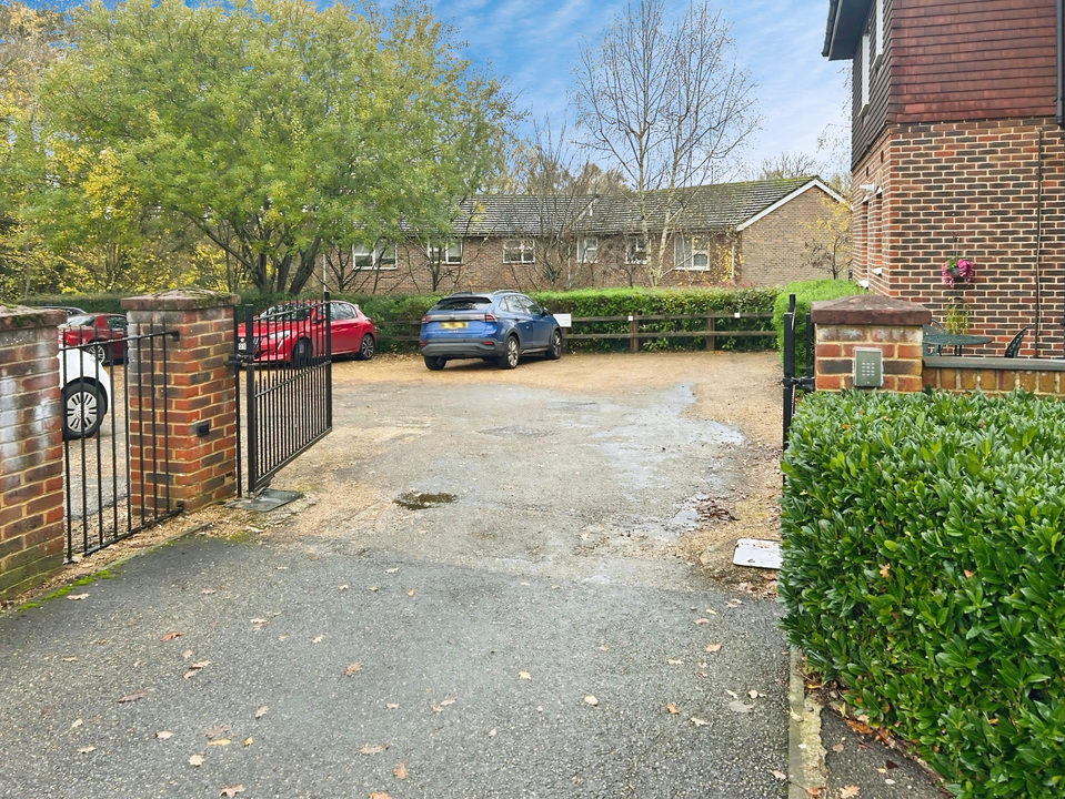 2 bed apartment for sale in Martlet Court , Church Street, Rudgwick, Horsham - Property Image 8