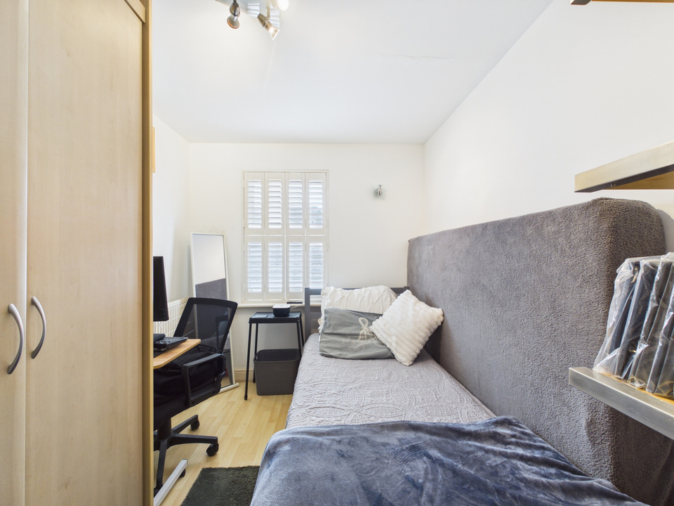 3 bed end of terrace house for sale in 10 Trinity Square, Victoria Street, Horsham  - Property Image 6