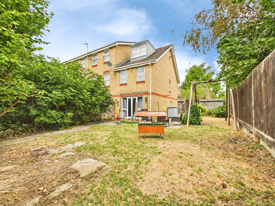 3 bed end of terrace house for sale in 10 Trinity Square, Victoria Street, Horsham  - Property Image 9