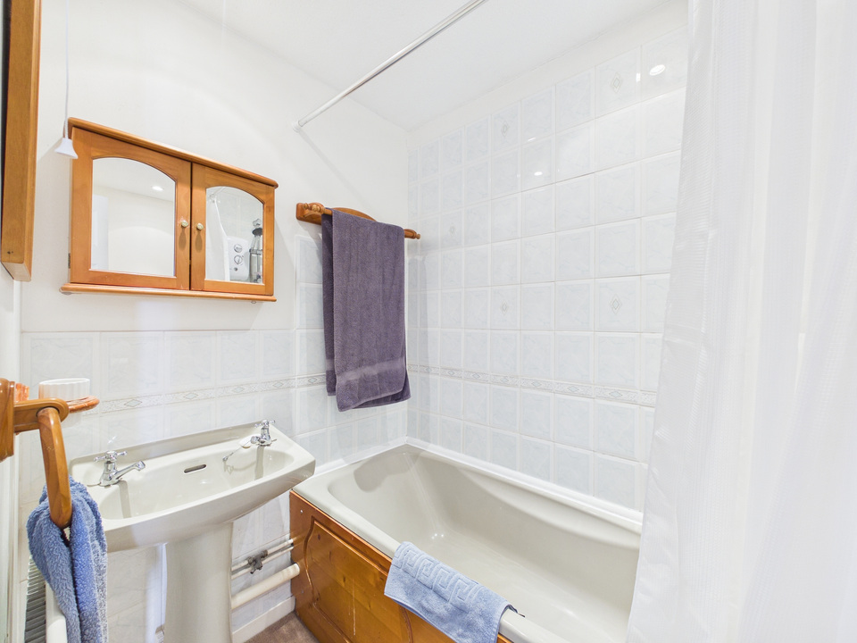 2 bed terraced house for sale in Englefield, Horsham, West Sussex - Property Image 6
