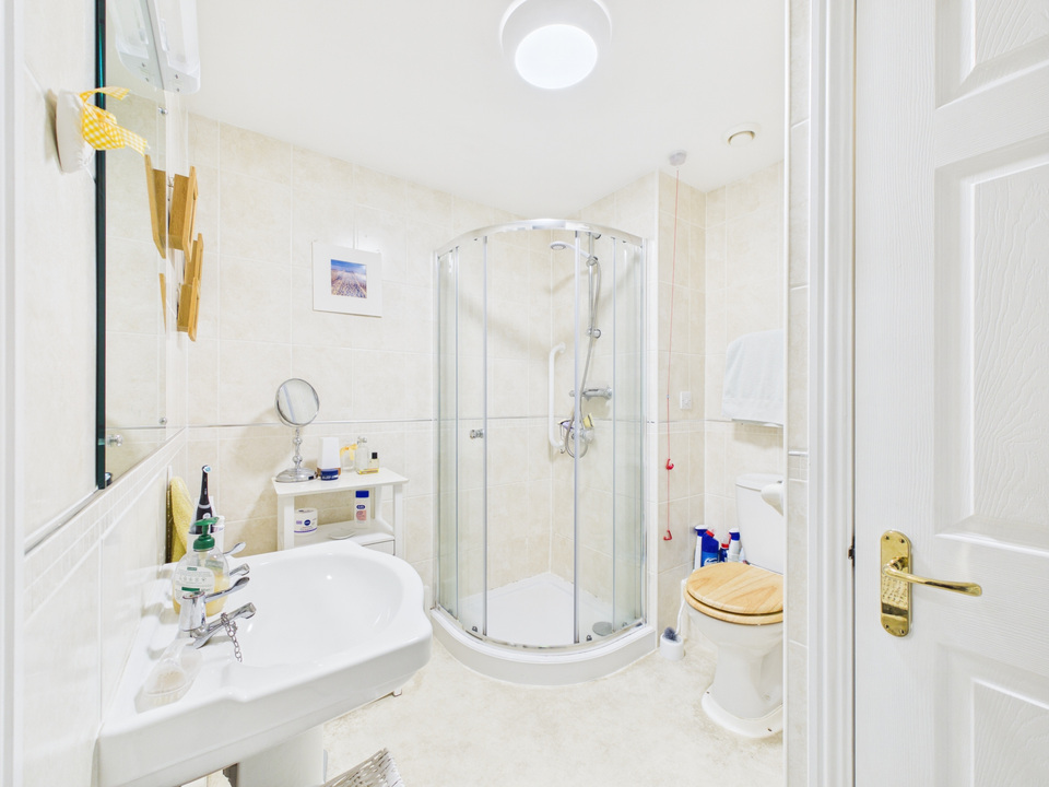 1 bed apartment for sale in Manton Court, Kings Road, Horsham, West Sussex - Property Image 6