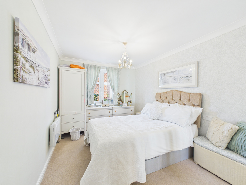 1 bed apartment for sale in Manton Court, Kings Road, Horsham, West Sussex - Property Image 5