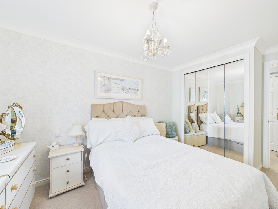 1 bed apartment for sale in Manton Court, Kings Road, Horsham, West Sussex - Property Image 9