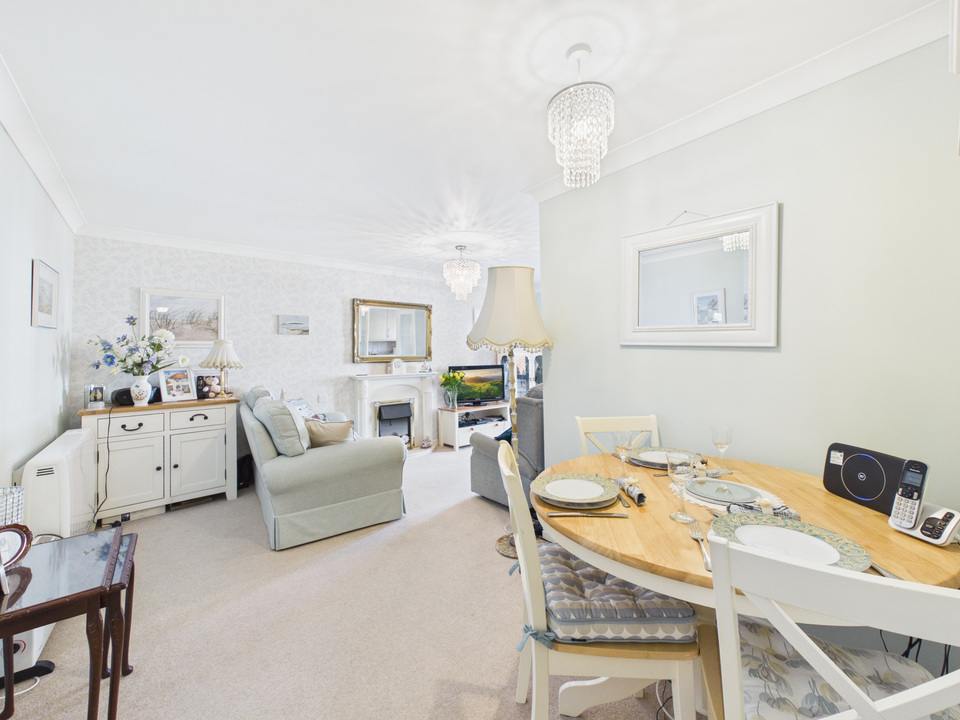 1 bed apartment for sale in Manton Court, Kings Road, Horsham, West Sussex - Property Image 3