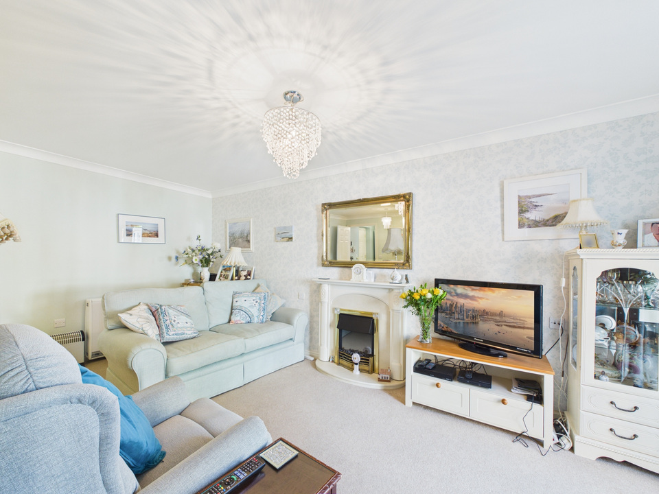 1 bed apartment for sale in Manton Court, Kings Road, Horsham, West Sussex - Property Image 2