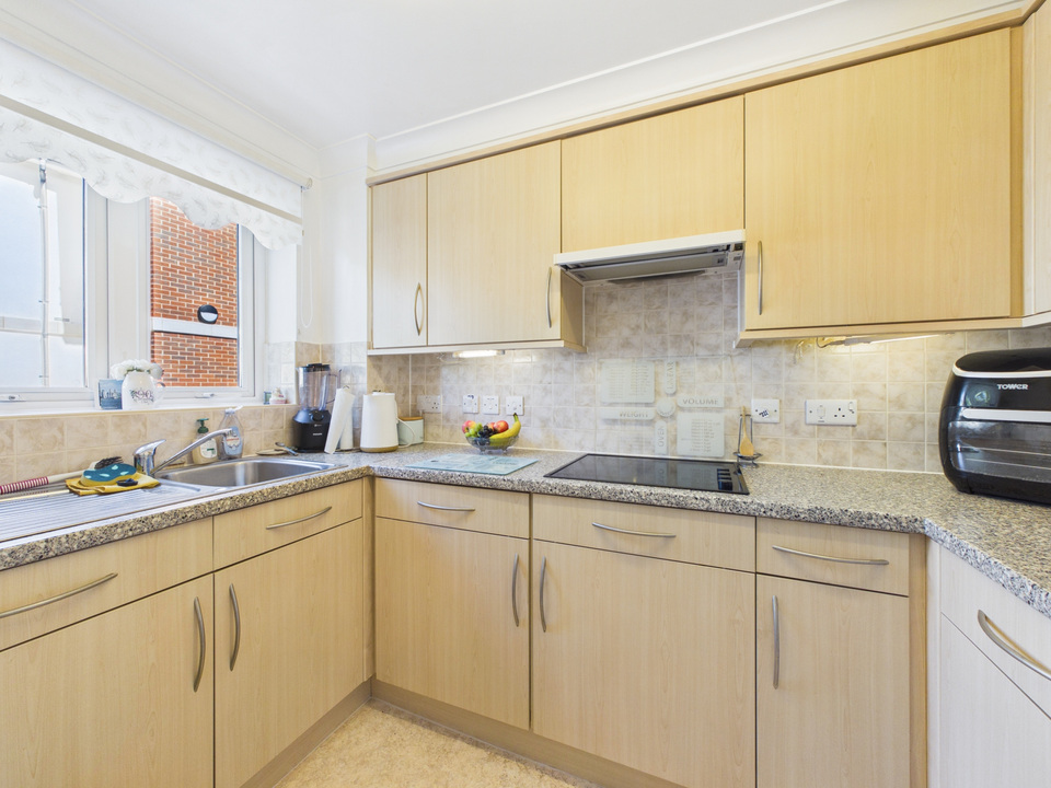 1 bed apartment for sale in Manton Court, Kings Road, Horsham, West Sussex - Property Image 4