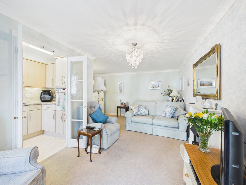 1 bed apartment for sale in Manton Court, Kings Road, Horsham, West Sussex - Property Image 8