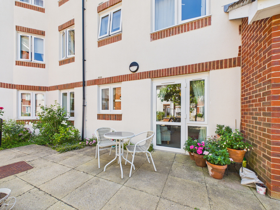 1 bed apartment for sale in Manton Court, Kings Road, Horsham, West Sussex - Property Image 7