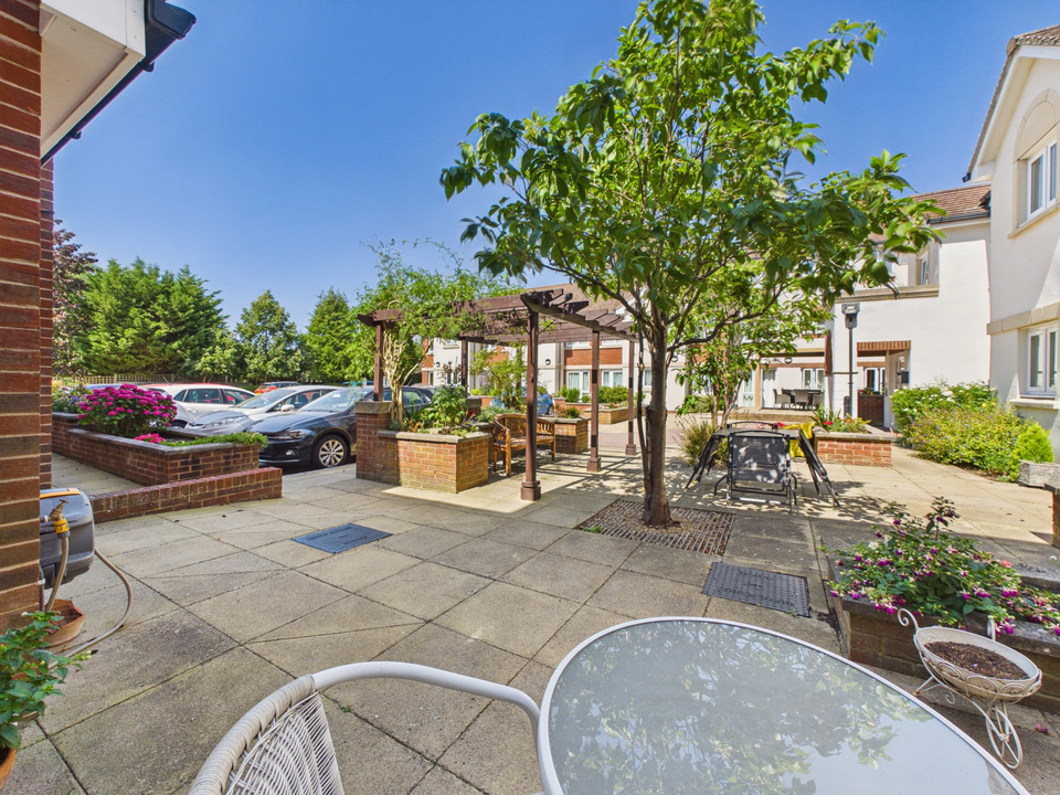 1 bed apartment for sale in Manton Court, Kings Road, Horsham, West Sussex - Property Image 10