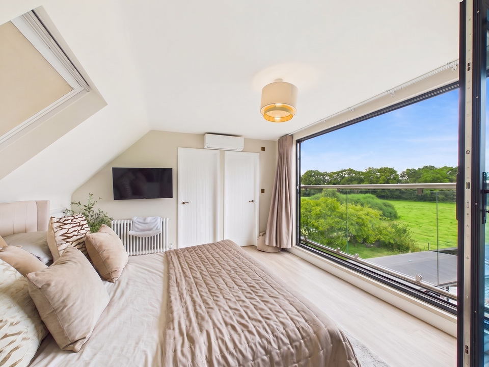 4 bed house for sale in Church Close, Lower Beeding, Horsham  - Property Image 7