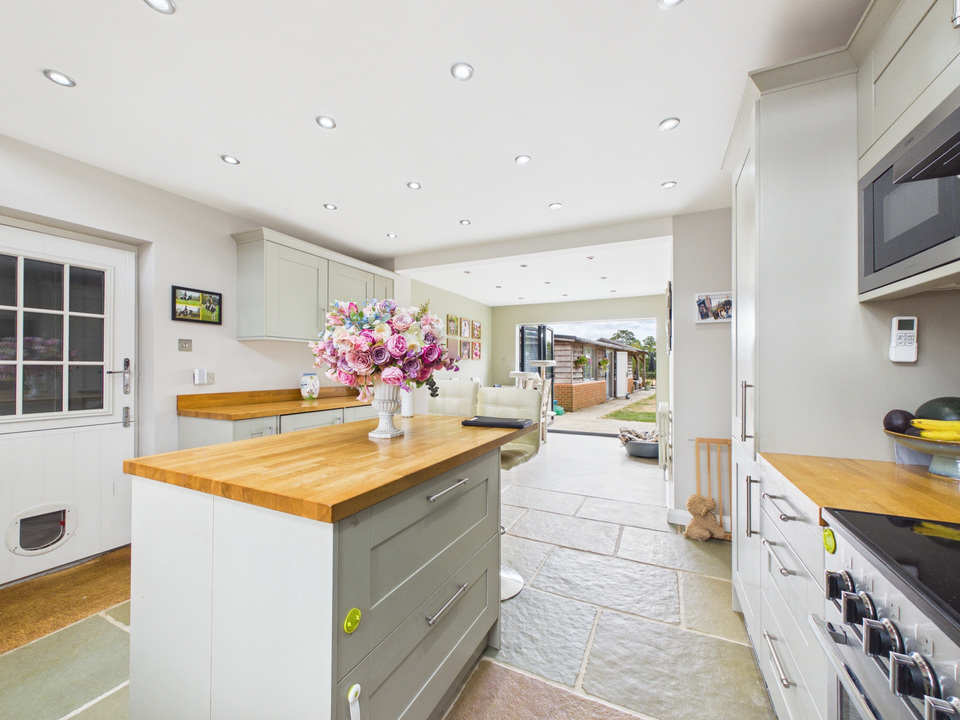 4 bed house for sale in Church Close, Lower Beeding, Horsham  - Property Image 4