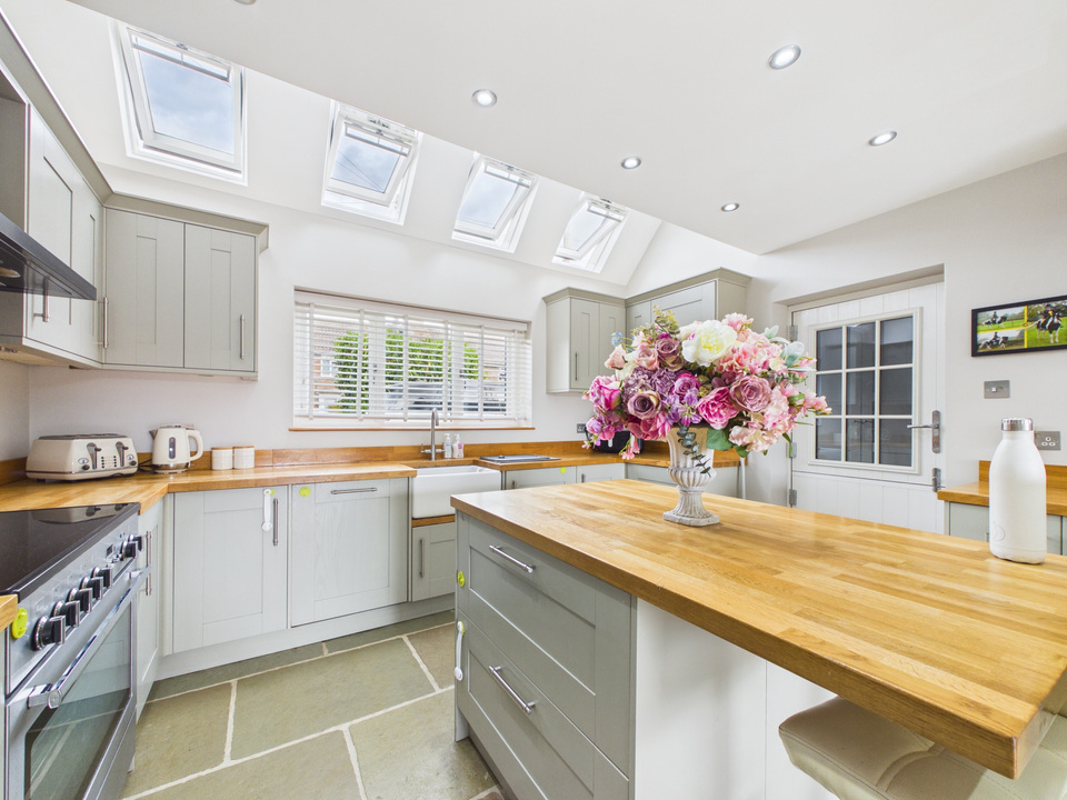 4 bed house for sale in Church Close, Lower Beeding, Horsham  - Property Image 3