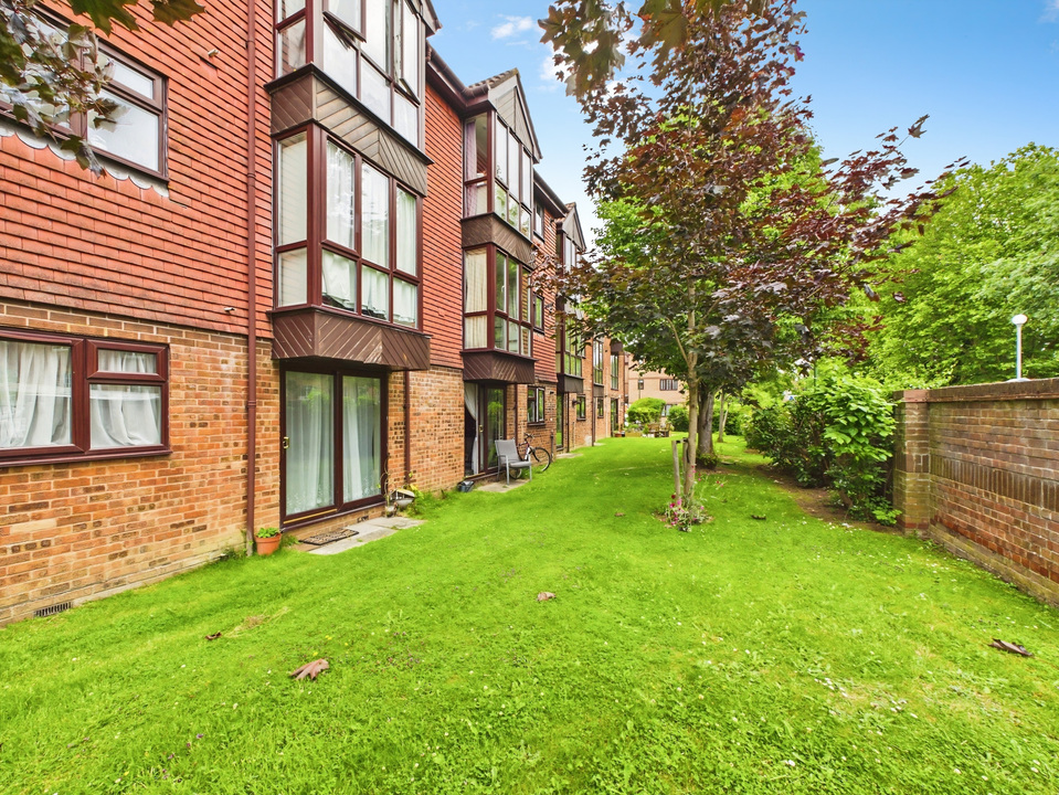 1 bed apartment for sale in Tanyard Close, Horsham - Property Image 1