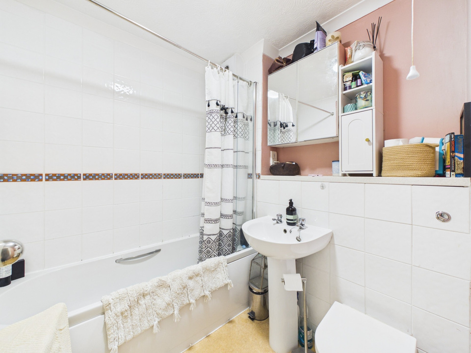 1 bed apartment for sale in Tanyard Close, Horsham - Property Image 5