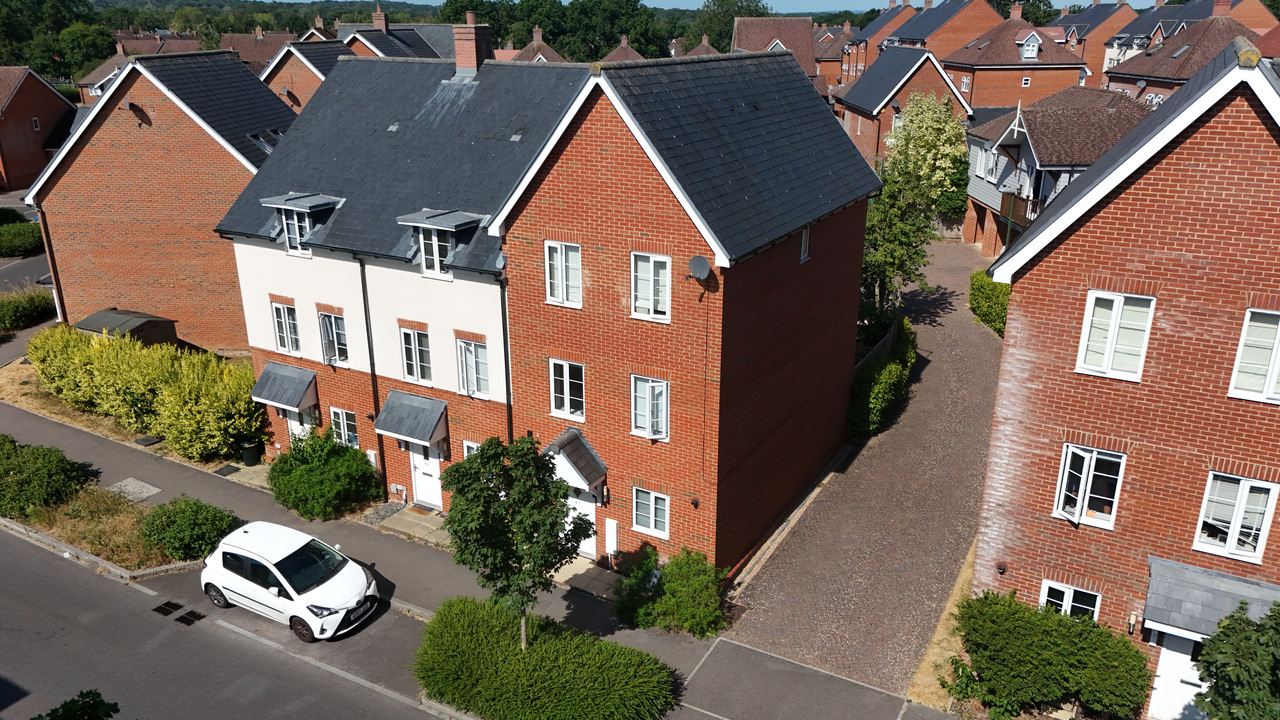 3 bed end of terrace house for sale in Sargent Way, Broadbridge Heath, Horsham, RH12 3TE - Property Image 1