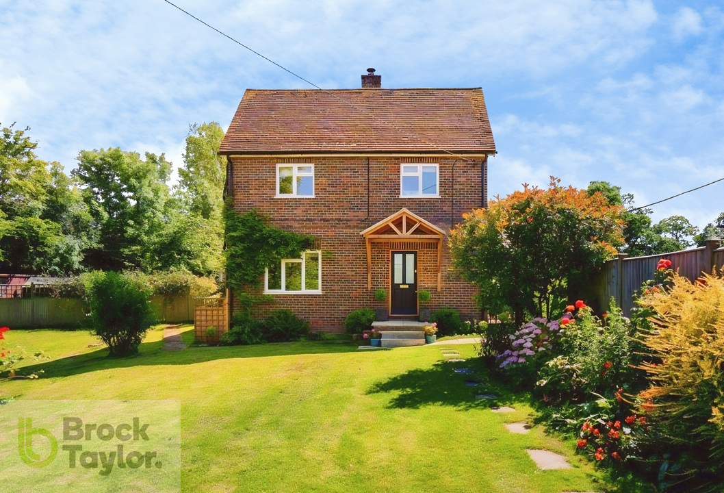 4 bed end of terrace house for sale in Staplefield Road, Cuckfield, West Sussex, RH17