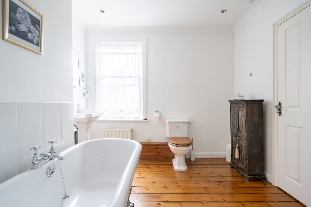 3 bed semi-detached house for sale in Oxford Road, Horsham  - Property Image 8