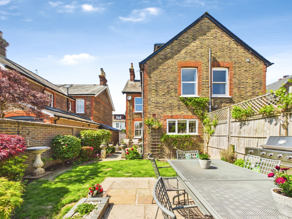 4 bed semi-detached house for sale in Arthur Road, Horsham  - Property Image 9