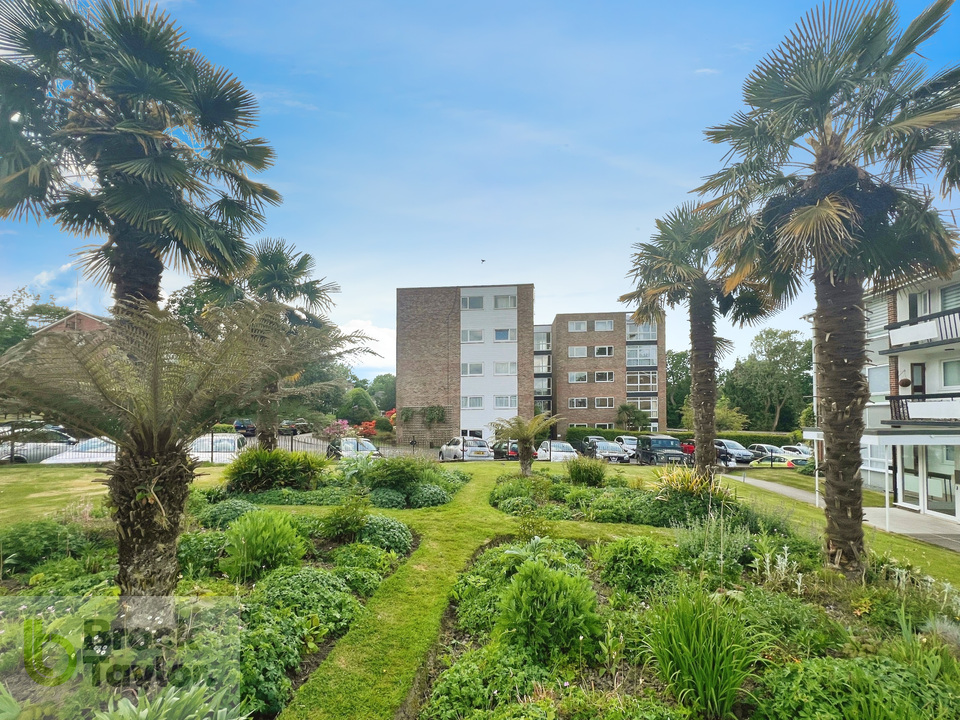 2 bed apartment for sale in Winnals Park, Paddockhall Road, Haywards Heath - Property Image 1