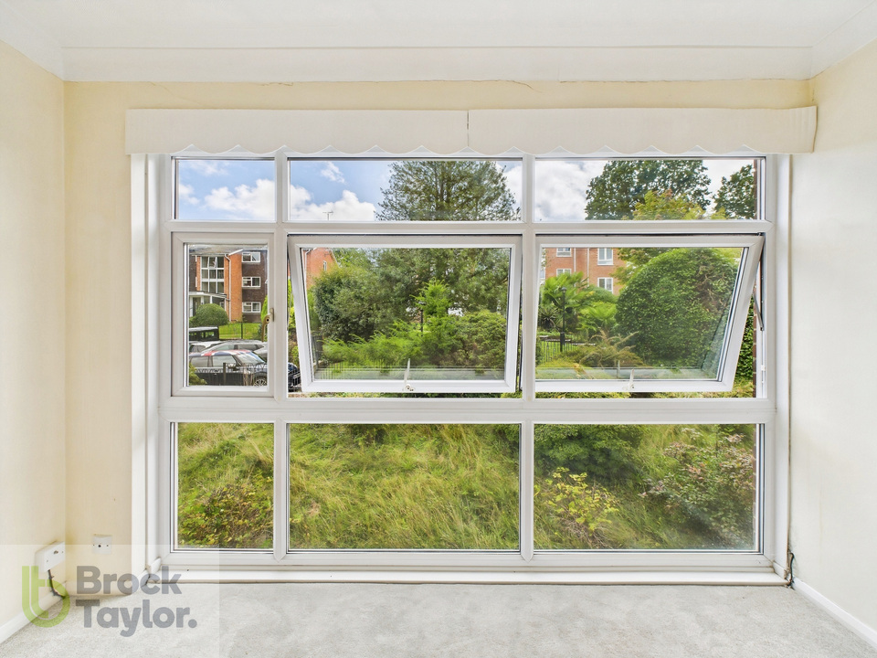 2 bed apartment for sale in Winnals Park, Paddockhall Road, Haywards Heath - Property Image 5