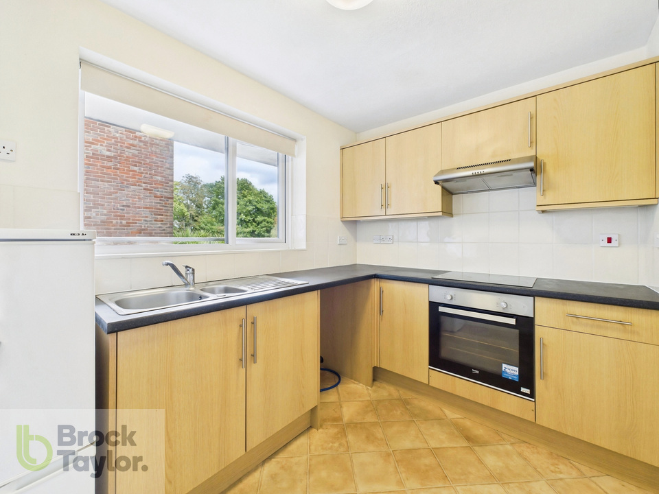 2 bed apartment for sale in Winnals Park, Paddockhall Road, Haywards Heath - Property Image 10