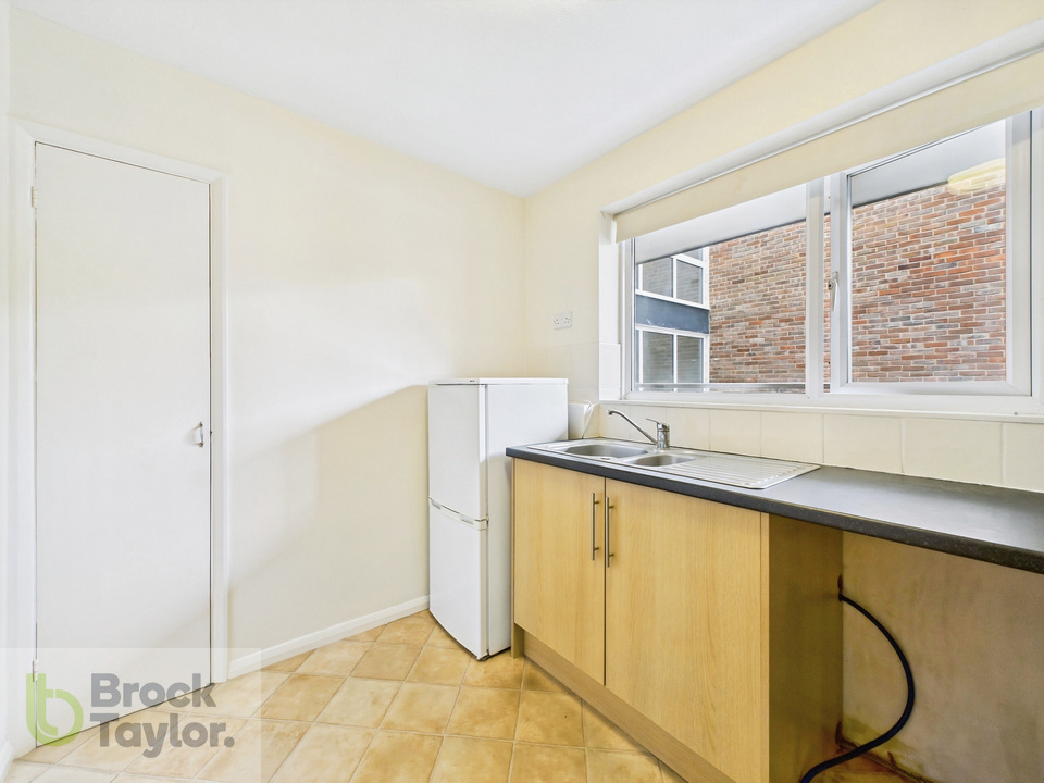 2 bed apartment for sale in Winnals Park, Paddockhall Road, Haywards Heath - Property Image 11