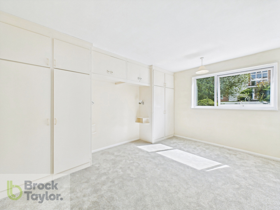 2 bed apartment for sale in Winnals Park, Paddockhall Road, Haywards Heath - Property Image 8