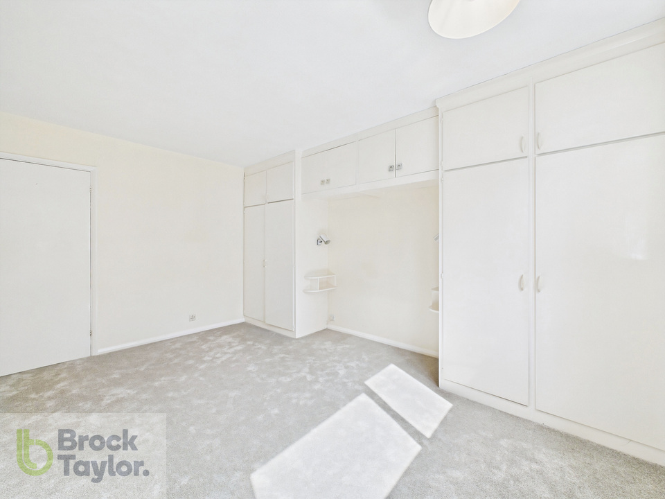 2 bed apartment for sale in Winnals Park, Paddockhall Road, Haywards Heath - Property Image 9