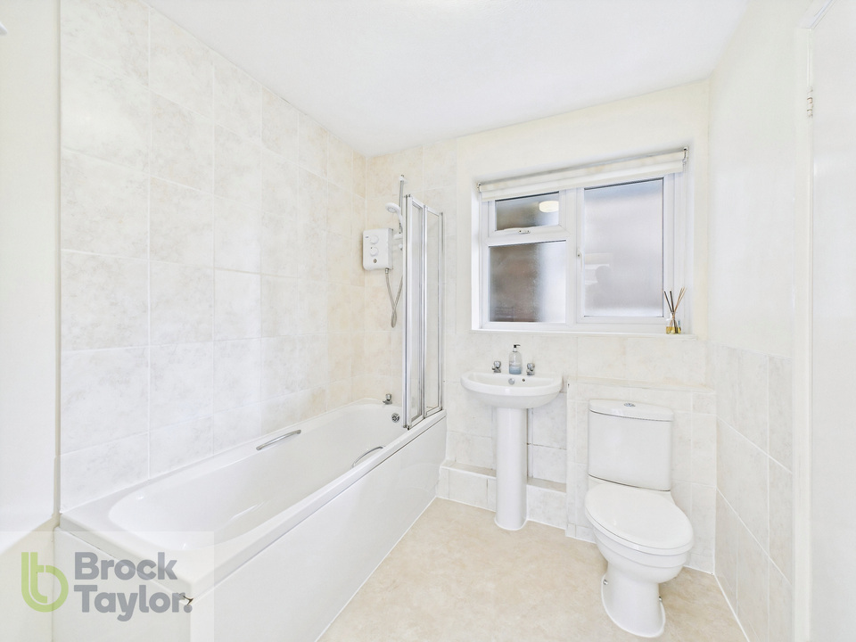 2 bed apartment for sale in Winnals Park, Paddockhall Road, Haywards Heath - Property Image 12