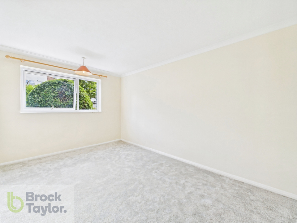 2 bed apartment for sale in Winnals Park, Paddockhall Road, Haywards Heath - Property Image 14