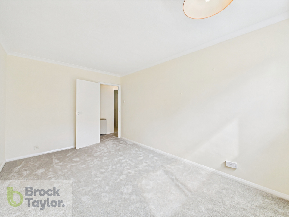 2 bed apartment for sale in Winnals Park, Paddockhall Road, Haywards Heath - Property Image 15