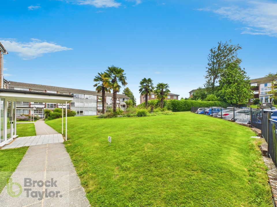 2 bed apartment for sale in Winnals Park, Paddockhall Road, Haywards Heath - Property Image 3