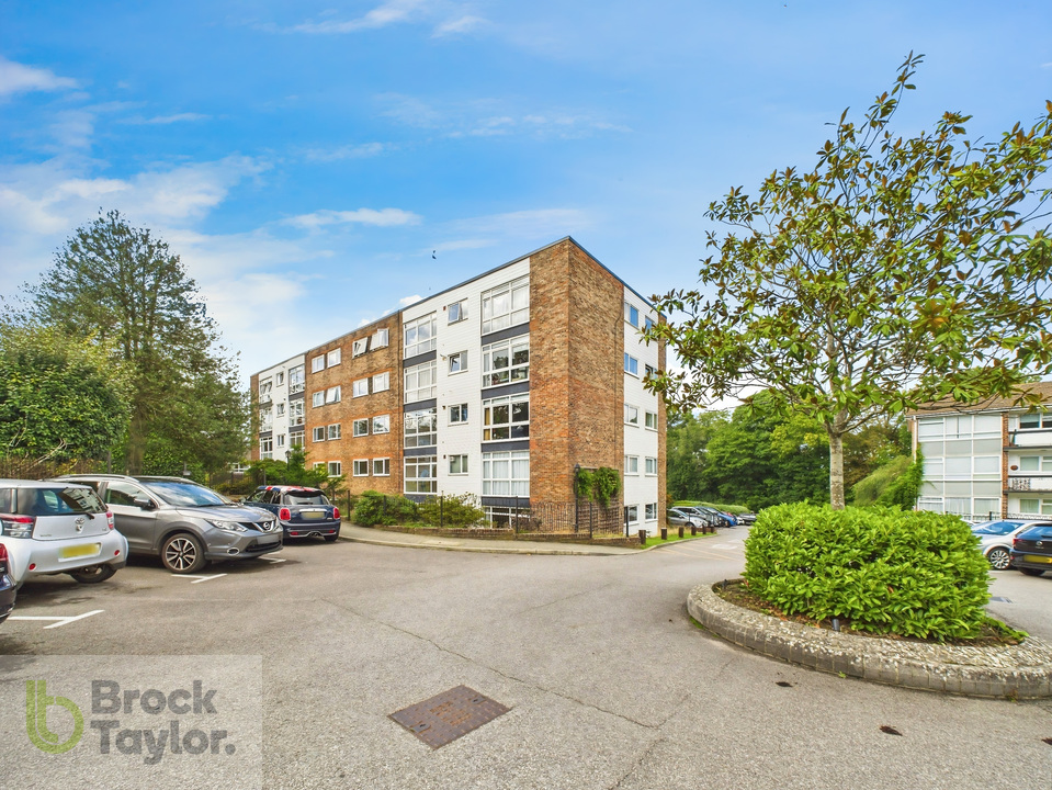 2 bed apartment for sale in Winnals Park, Paddockhall Road, Haywards Heath  - Property Image 16