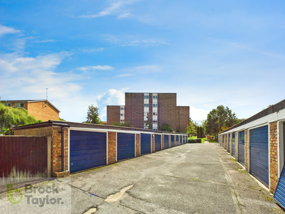 2 bed apartment for sale in Winnals Park, Paddockhall Road, Haywards Heath - Property Image 2