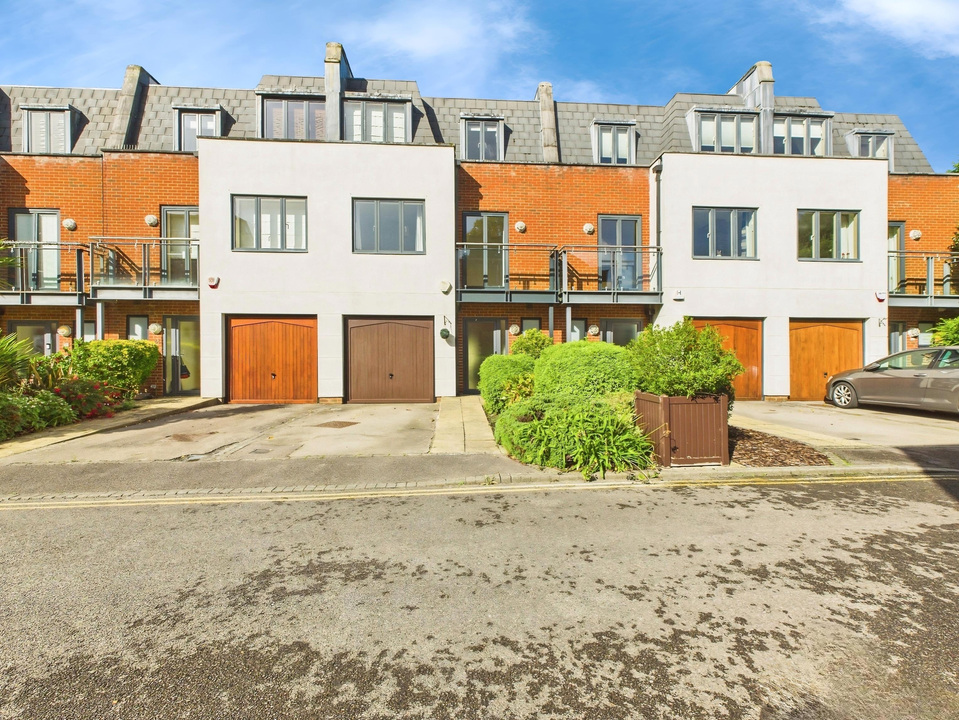 3 bed town house for sale in Kings Gate, Horsham