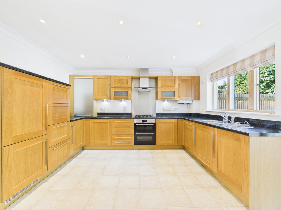 3 bed town house for sale in Kings Gate, Horsham - Property Image 2